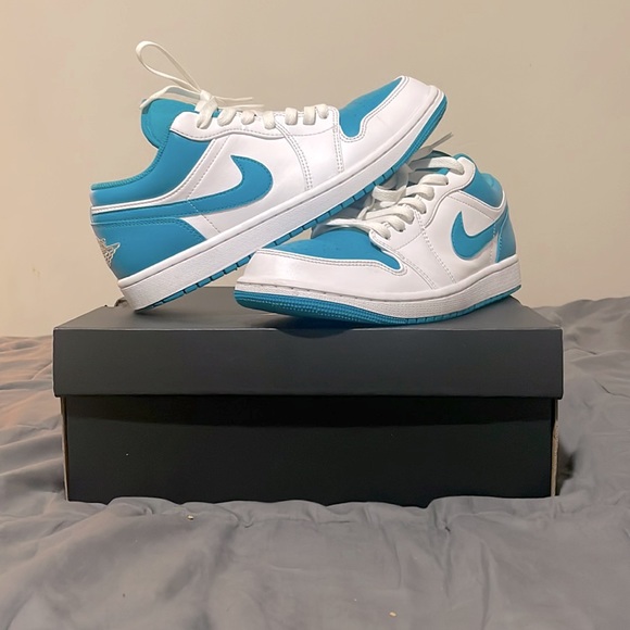 I’m selling Jordan 1 low Size 9 in men’s hood condition worn ones but looks good - Picture 2 of 3